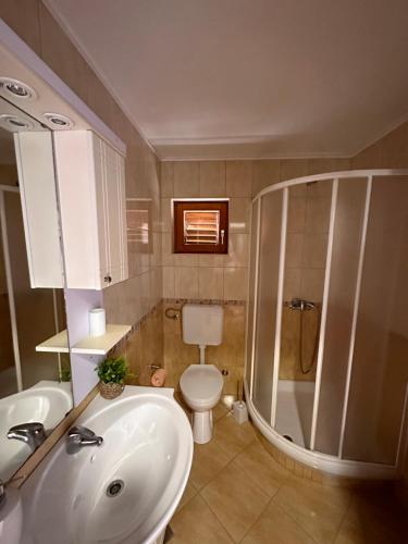 スコシャンにあるOrange&Blue Apartmentsのバスルーム(トイレ、洗面台、シャワー付)