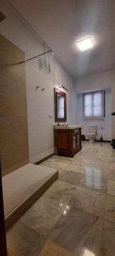 een grote kamer met een badkamer met een wastafel en een toilet bij Apartamento Moctezuma in Ronda