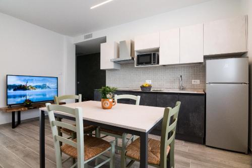 a kitchen and dining room with a table and a refrigerator at Ca’ del Riccio verde in Bra