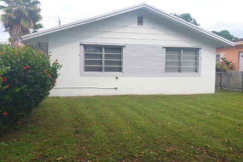 a white house with a window and a yard at Funston in Hollywood