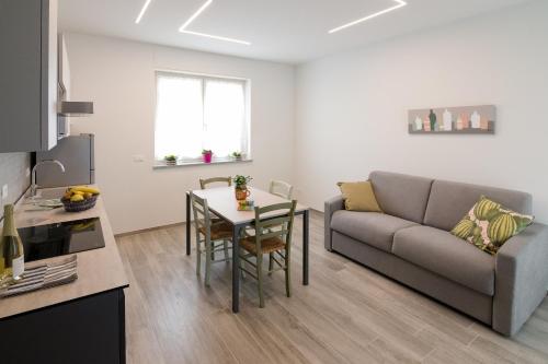 a living room with a couch and a table at Ca’ del Riccio verde in Bra