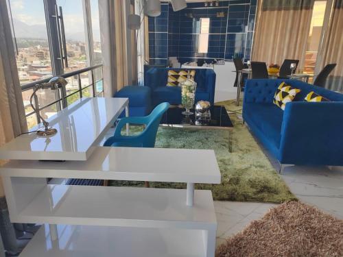 - un salon avec un canapé et une table dans l'établissement Casalos Hotel & Spa, à Huancayo