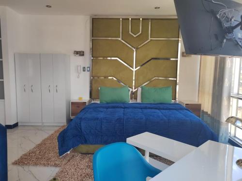 1 dormitorio con 1 cama con colcha azul en Casalos Hotel & Spa, en Huancayo