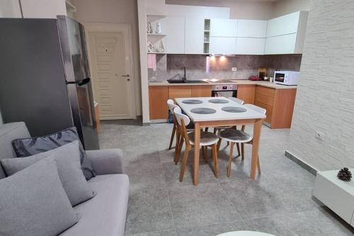 eine Küche mit einem Tisch und Stühlen im Zimmer in der Unterkunft Ermar Apartment in Golem
