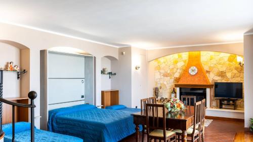 ein Wohnzimmer mit einem Tisch und einem Esszimmer in der Unterkunft Attico tra i due Mari in Novoli