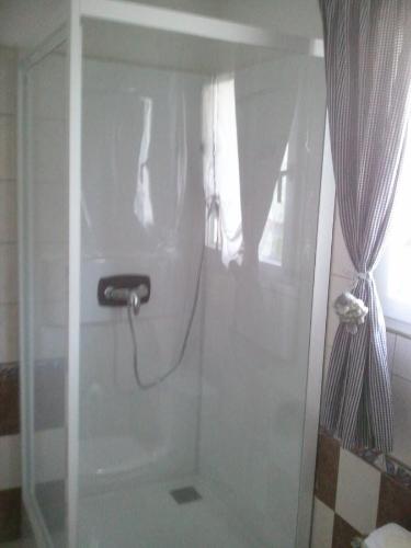 La salle de bains est pourvue d'une cabine de douche et d'un téléphone. dans l'établissement Les Blancarts, à Hautebut