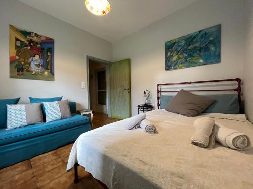 ブアブロウにあるLa maison des vacancesのベッドルーム(ベッド1台、青いソファ付)