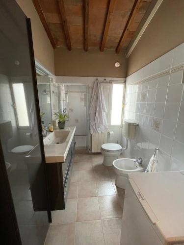 a bathroom with two sinks and a toilet and a tub at Da Giulia in Florence