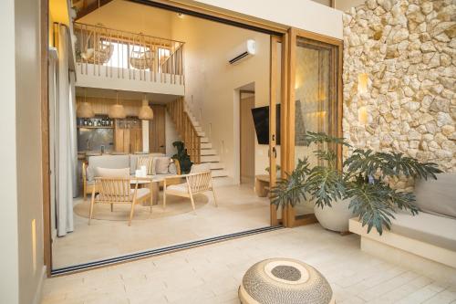 ein Wohnzimmer mit einem Tisch und einem Esszimmer in der Unterkunft Hotel Aimarawa in San Antero
