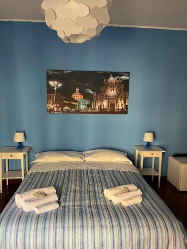 um quarto com uma cama com duas toalhas em Umberto Street em Catânia