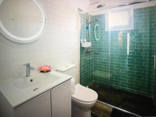 La salle de bains est pourvue de toilettes et d'une douche en verre. dans l'établissement Tenerife Nature Retreat, à Ifonche