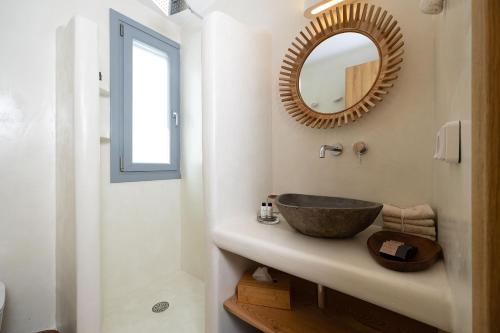 Kúpeľňa v ubytovaní The Nine Graces - Agios Prokopios Beach Apartments -Option with terrace and jacuzzi