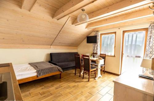 デンプキにあるVilla Sul Mareのベッドルーム1室(ベッド1台、テーブル、ソファ付)