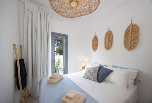 Posteľ alebo postele v izbe v ubytovaní The Nine Graces - Agios Prokopios Beach Apartments -Option with terrace and jacuzzi