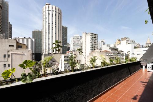 a balcony with a view of a city skyline at Tabas - Ed. Magdalena Laura - Vila Buarque in São Paulo