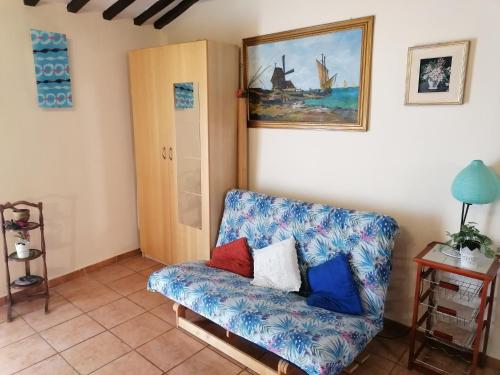a living room with a couch and a painting on the wall at Casa di Olly - Loft incantevole con camino in Ponticelli