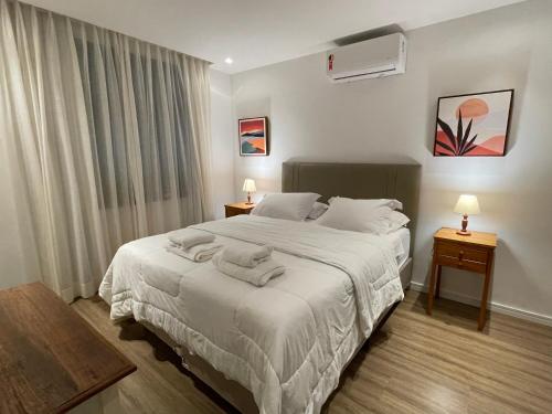 Ένα ή περισσότερα κρεβάτια σε δωμάτιο στο Casa 08 Floresta Boa Vista - Piscina Privativa e Lounge com Deck em Meio à Natureza