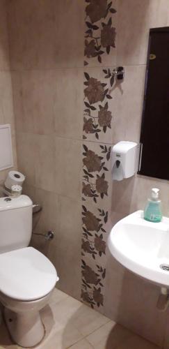Kapana Plovdiv في بلوفديف: حمام مع مرحاض ومغسلة
