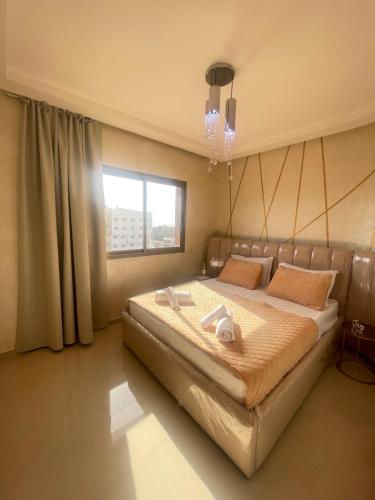 Most Beautiful Apartment in Safi في صافي: غرفة نوم بسرير كبير مع نافذة