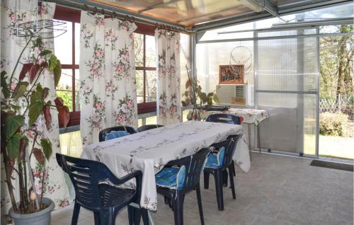 Fotografia z galérie ubytovania Stunning Home In Biras With Kitchenette v destinácii Biras