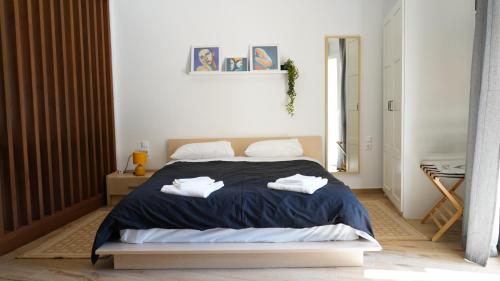 een slaapkamer met een bed met twee handdoeken erop bij Luxury Studio in Vonitsa in Vonitsa