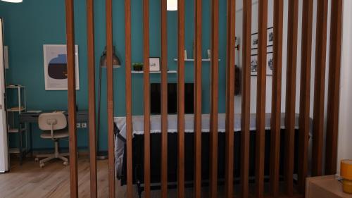 Luxury Studio in Vonitsa في فونيتسا: غرفة نوم فيها سرير أطفال