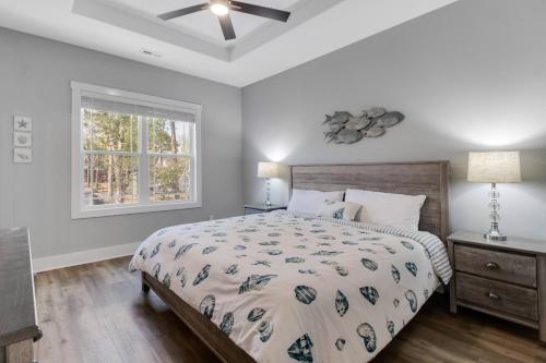 2 Be Fair في أوك آيلاند: غرفة نوم بها سرير ومروحة سقف