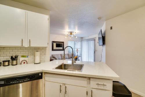 cocina con fregadero y encimera en Vacation Rental Near Las Vegas Strip With Pool! en Las Vegas