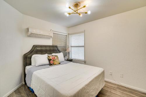 1 dormitorio con 1 cama y ventilador de techo en Vacation Rental Near Las Vegas Strip With Pool! en Las Vegas