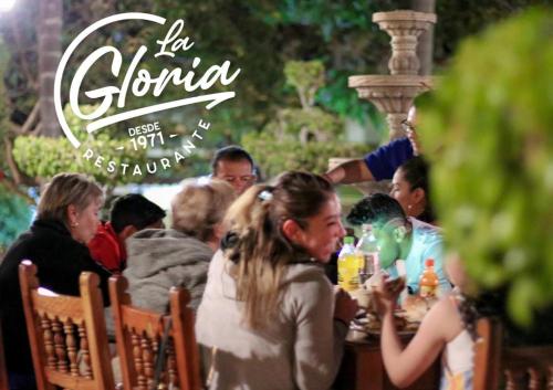 un groupe de personnes assises à une table dans un restaurant dans l'établissement Ideal Ixtapan, à Ixtapan de la Sal