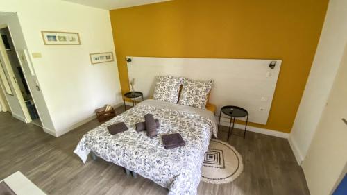 Een bed of bedden in een kamer bij Joli Appartement 27m2 Terre d'Ocre en village vacances en Camargue
