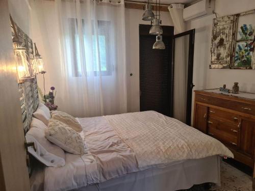 - une chambre avec un lit, une commode et une fenêtre dans l'établissement Apartments Klisić, à Bar