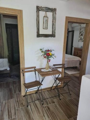 Cette chambre comprend une table, deux chaises et un miroir. dans l'établissement Apartments Klisić, à Bar