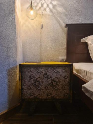 Cette petite chambre comprend un lit et une lampe. dans l'établissement Apartments Klisić, à Bar
