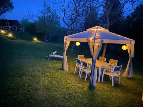 Κήπος έξω από το I Falchi Pellegrini - Bungalow e Tenda