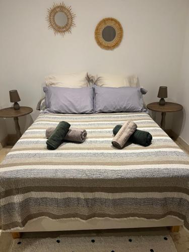 un lit avec des oreillers dessus dans une chambre dans l'établissement Tradition Corse et Modernité A Cantina, à Granace