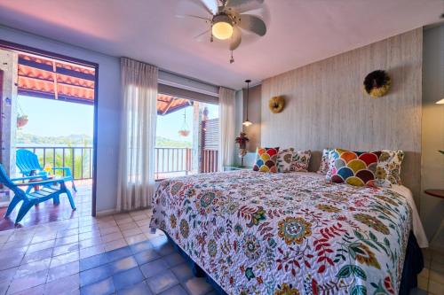 a bedroom with a bed and a balcony at Casa Congo - Rayo Verde - Restaurante in Portobelo