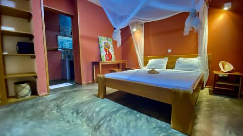 - une chambre avec un lit au milieu d'un sol recouvert d'eau dans l'établissement VERONIKA Resort Nosy Komba, à Nosy Komba