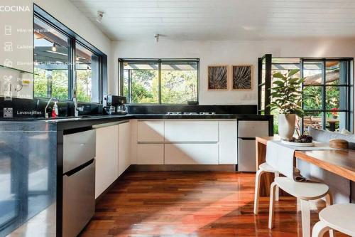 Dapur atau dapur kecil di La Cabaña del Centro Cabaña en Valle de Bravo