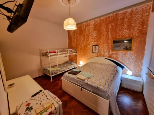sypialnia z łóżkiem i łóżkiem piętrowym w obiekcie Casa di Igor w mieście Casemurate