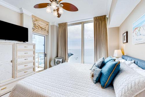 彭薩科拉海灘的住宿－Portofino #2009，一间卧室设有一张大床和大窗户