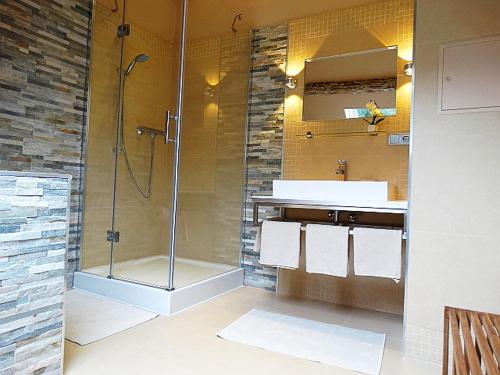 een badkamer met een douche en een wastafel bij Ferienhaus Villa Rosi in Cochem
