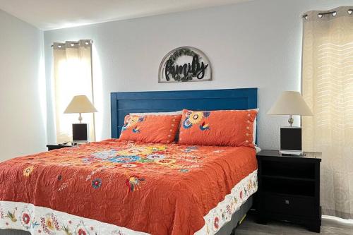 Mickelyn House- 5 bedroom 3 Bath 5 minutes to Speedway 18 min to Strip