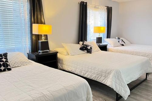 Mickelyn House- 5 bedroom 3 Bath 5 minutes to Speedway 18 min to Strip