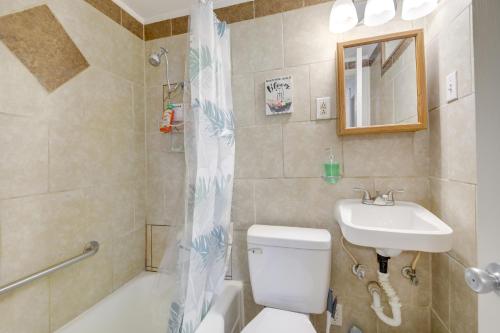 Ванна кімната в Beech Grove Vacation Rental with Private Yard