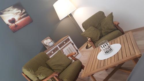 - un salon avec deux chaises et une table avec une tasse de café dans l'établissement Cocoon Espace Détente, à Pierrelatte