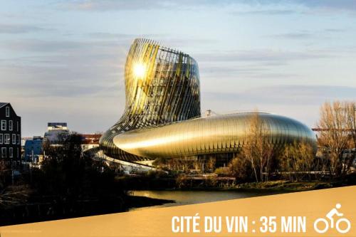 - une vue sur un bâtiment d'une ville dans l'établissement Nid douillet avec terrasse, à Talence