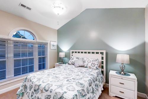 sypialnia z łóżkiem i oknem w obiekcie Riverwalk 301 w mieście Myrtle Beach