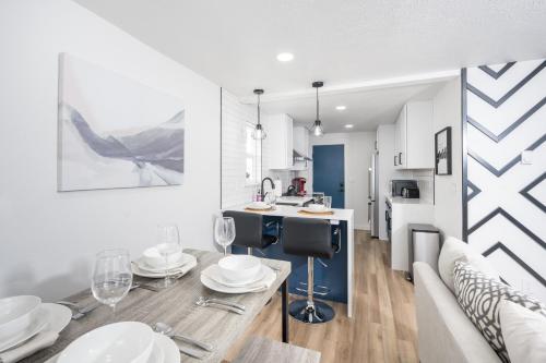 een keuken en een woonkamer met een tafel en een bank bij Beautiful Remodeled Home 3 BD 1 BTH w Hot Tub in Spokane Valley