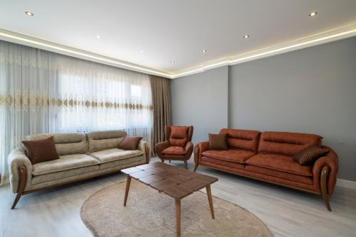 ein Wohnzimmer mit 2 Sofas und einem Tisch in der Unterkunft Holiday in Antalya